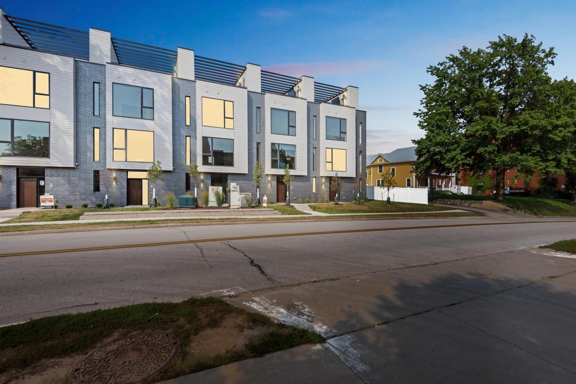 New Modern Townhome With Rooftop Patio Townhouse Iowa City Exterior photo