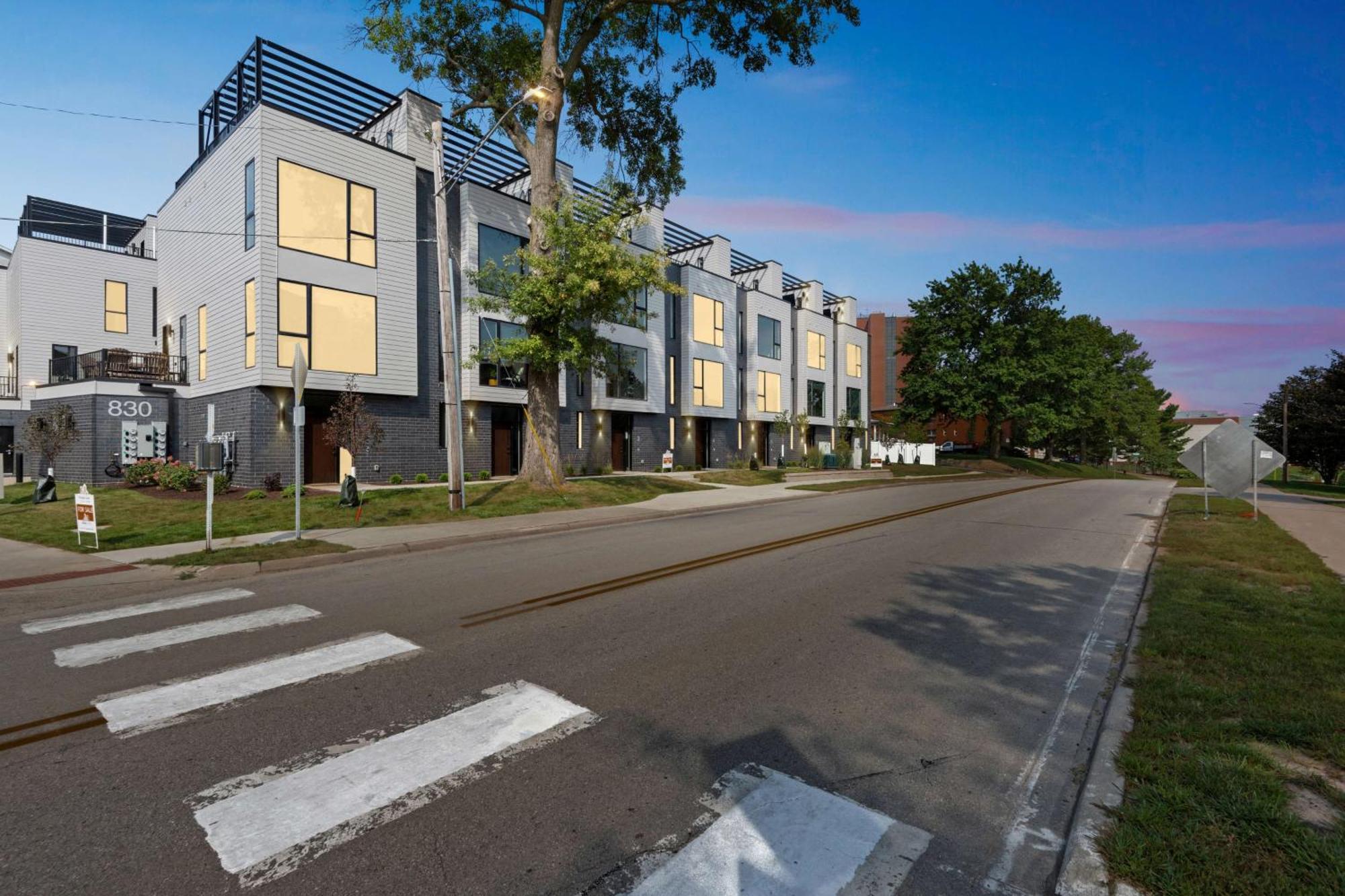 New Modern Townhome With Rooftop Patio Townhouse Iowa City Exterior photo